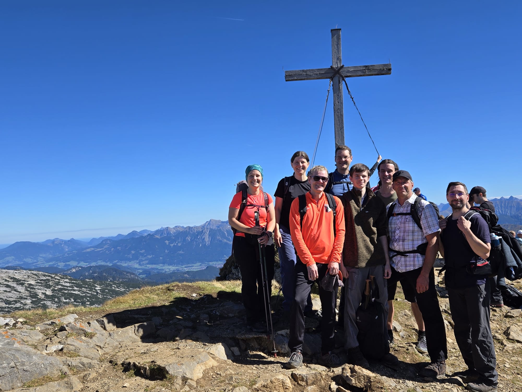 Unsere erwachsenen Karatekas auf dem Gipfel des Hohen Ifen Unsere erwachsenen Karatekas auf dem Gipfel des Hohen Ifen