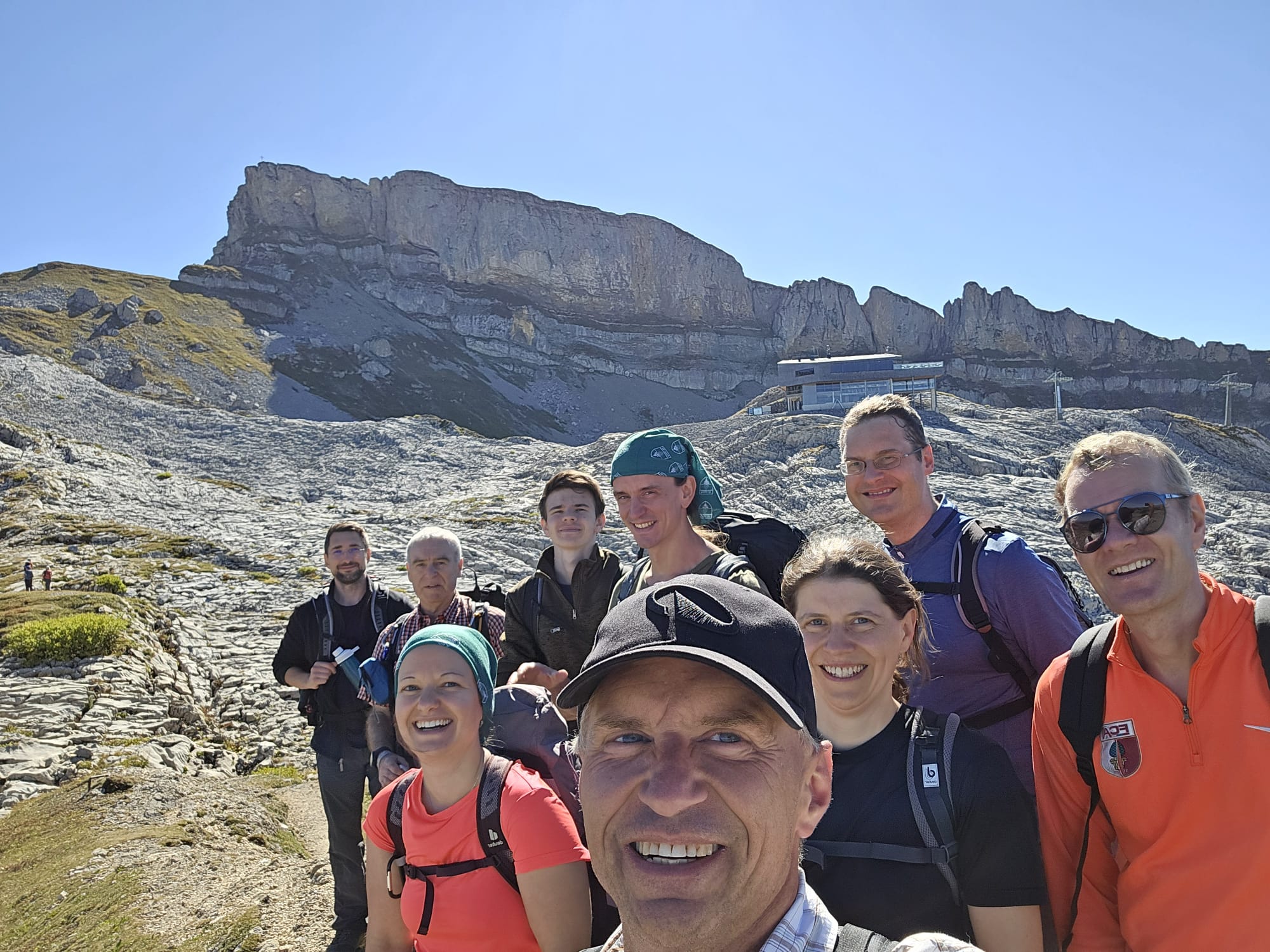 Ein Gruppenbild unserer Karatekas auf dem Rückweg über den Gottesacker - Ein Muss Ein Gruppenbild unserer Karatekas auf dem Rückweg über den Gottesacker - Ein Muss